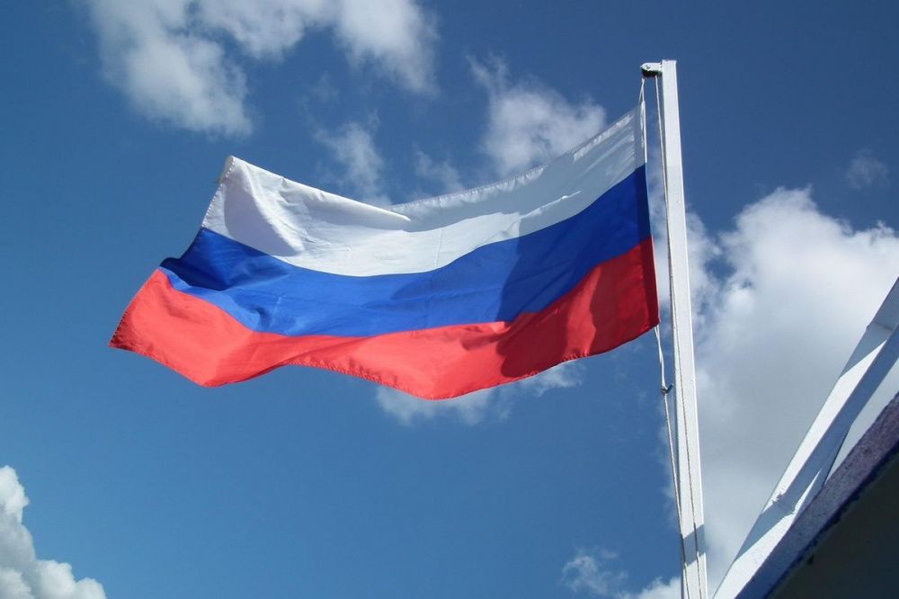 Осенью и зимой флаг в нижегородских школах будут поднимать в помещениях