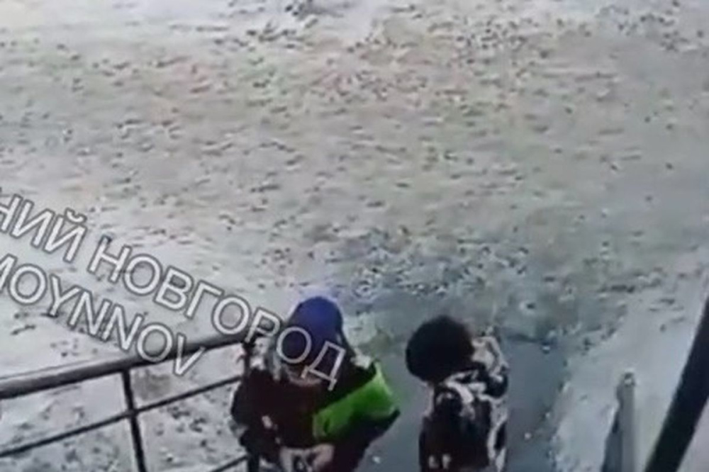 Момент падения глыбы льда на двух школьников в Шахунье появился в Сети