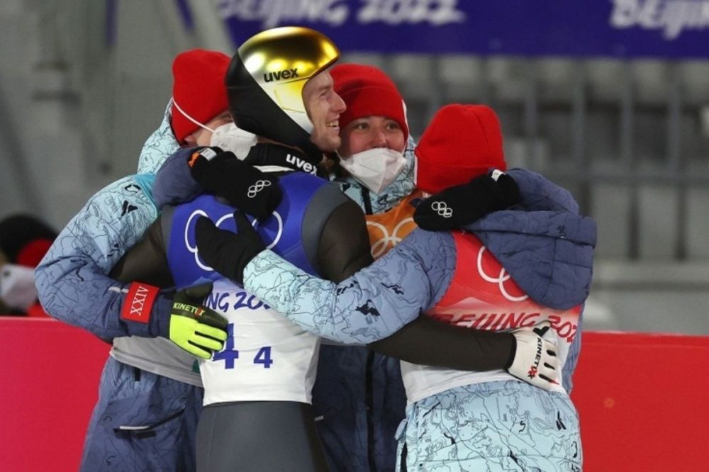 Сборная России завоевала серебро в прыжках на лыжах с трамплина на Олимпиаде