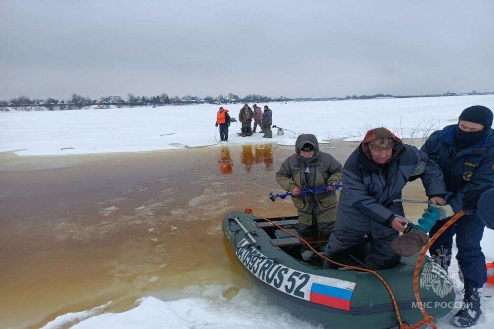 13 застрявших на льдине рыбаков спасли сотрудники МЧС под Балахной