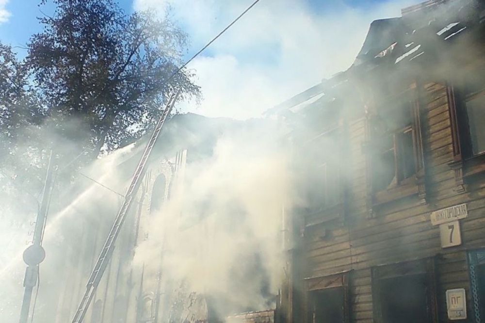 Расселенный многоквартирный дом загорелся в центре Нижнего Новгорода 18 августа 