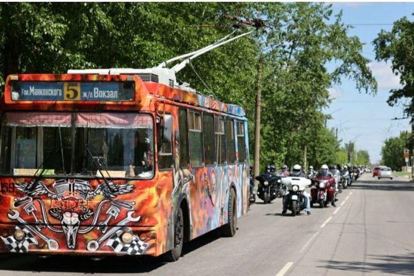 Илья Спиченков раскрасил еще один троллейбус в Дзержинске