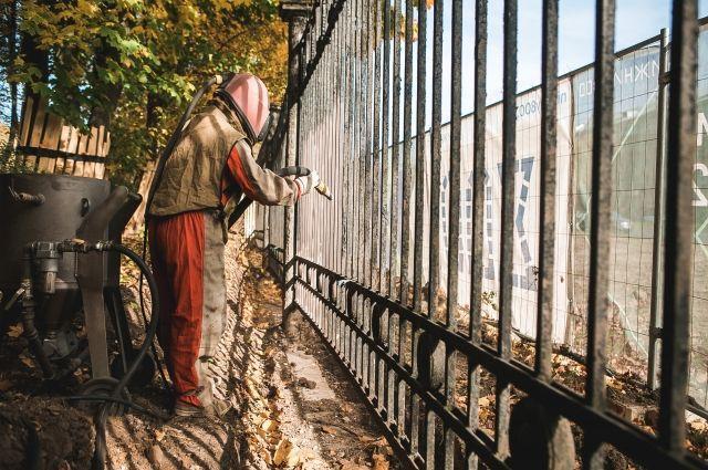 Подрядчик приступил к реставрации ограды в парке «Швейцария» в Нижнем