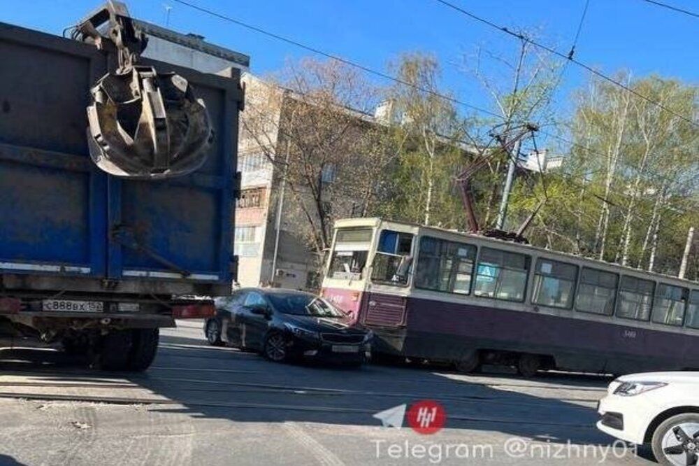 Легковушка столкнулась с трамваем в Соцгороде-1 в Нижнем Новгороде