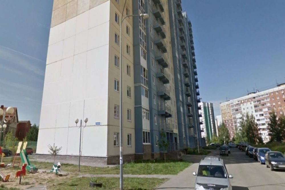 Пятилетняя девочка выпала из окна четвертого этажа в Нижнем Новгороде