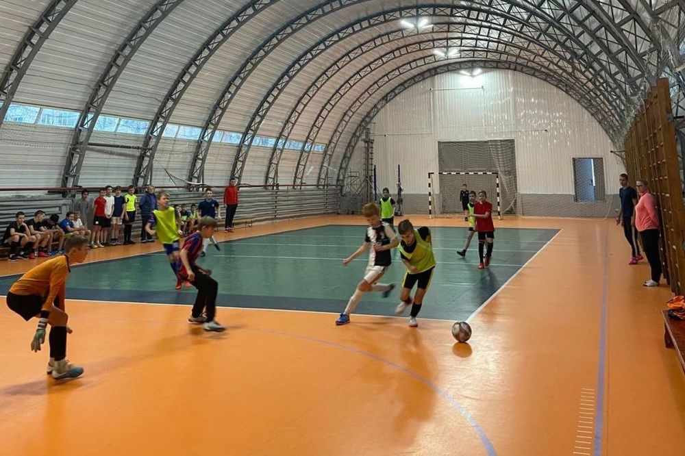 Команды двух нижегородских школ победили в соревнованиях по мини-футболу