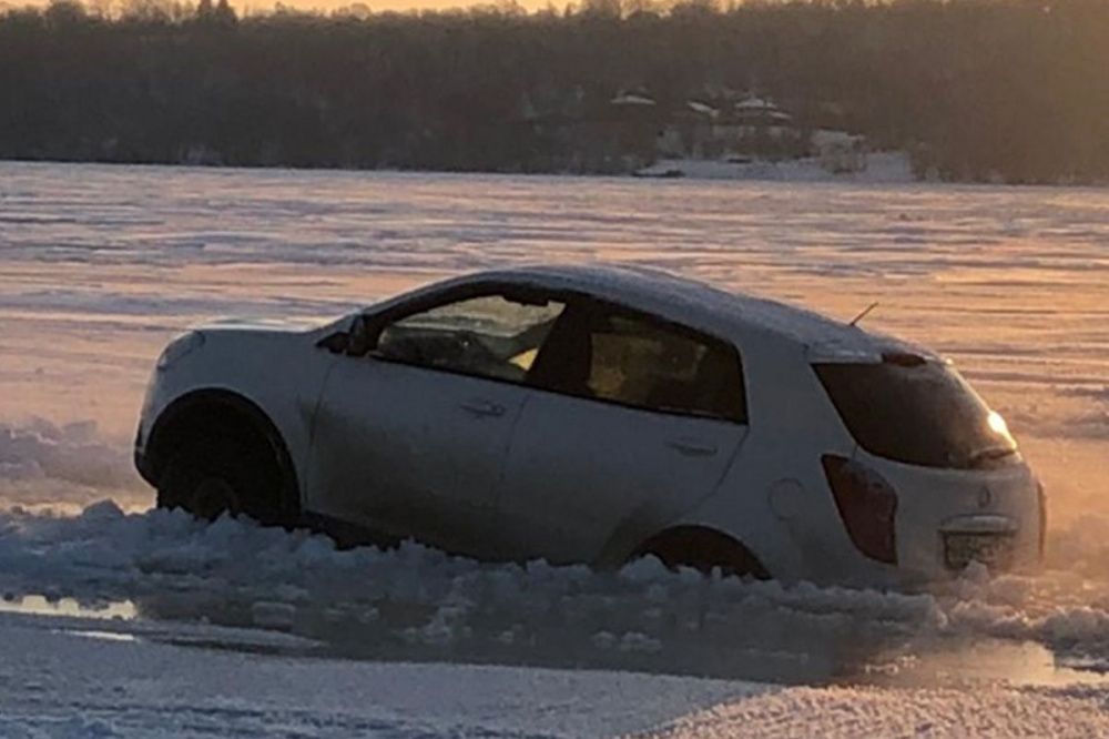 Машина с водителем провалилась под лед в Нижегородской области