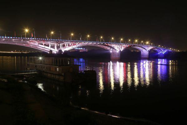 Светодинамическую подсветку устанавливают на Канавинском мосту в Нижнем Новгороде