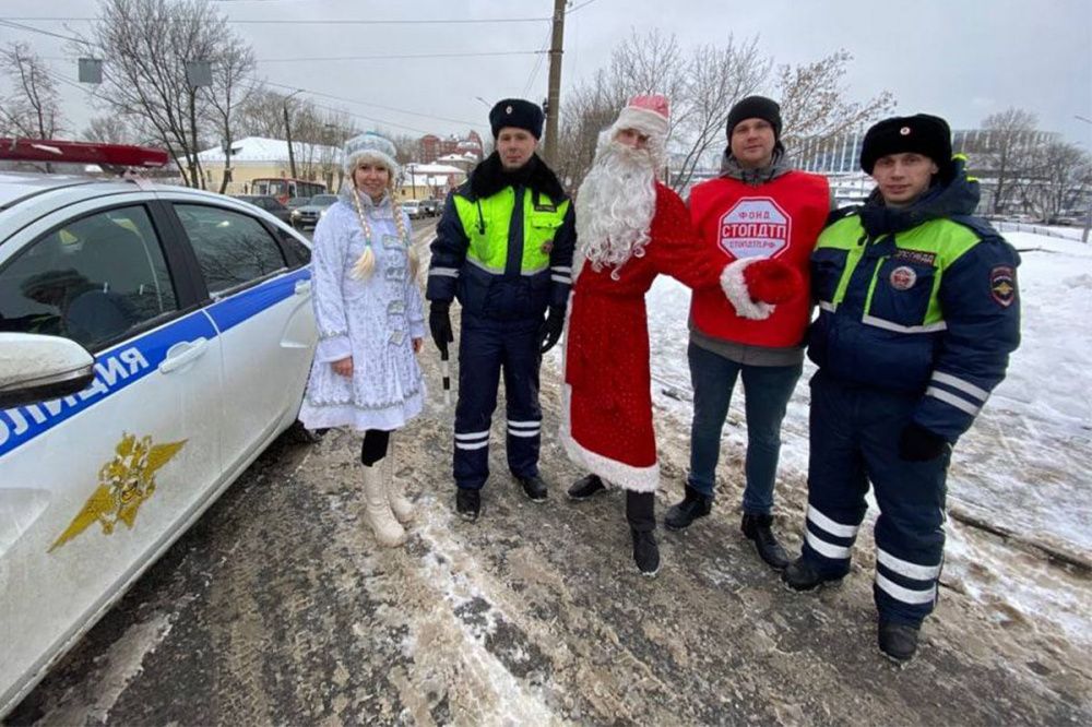 Дед Мороз и Снегурочка вышли патрулировать нижегородские дороги
