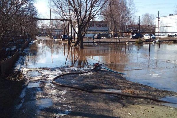 Талые воды откачивают с подтопленных территорий в Арзамасском районе (видео)