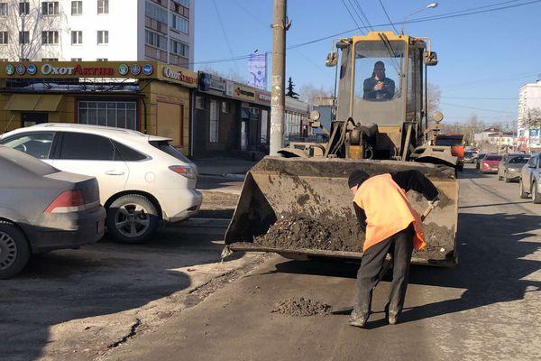 Прибордюрные полосы очистили в рамках месячника по благоустройству в Сормовском районе