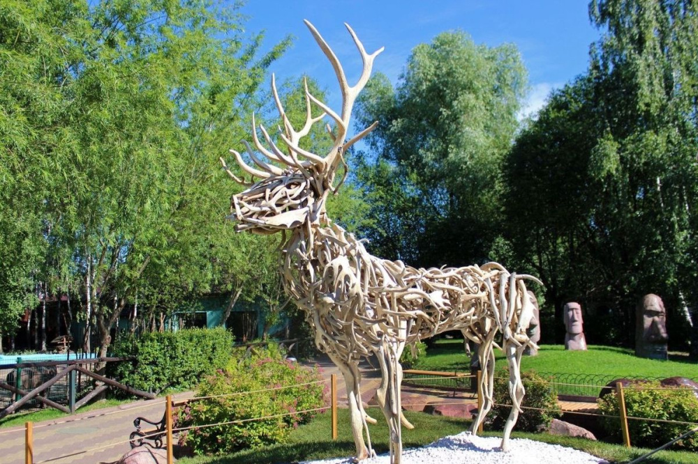 Скульптура из рогов оленей появилась в нижегородском зоопарке «Лимпопо»