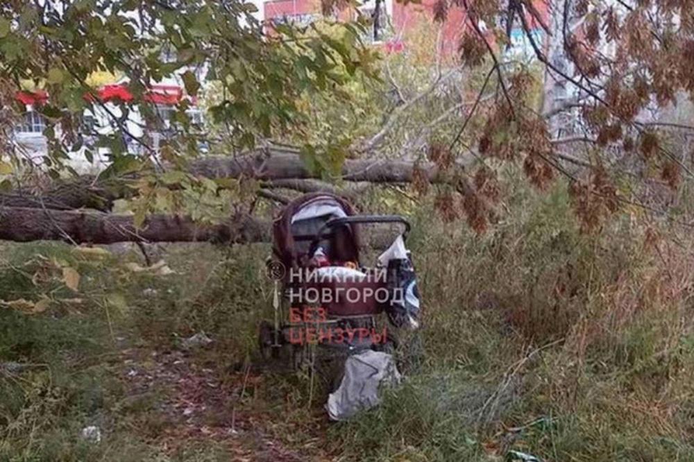 Прохожие обнаружили брошенную коляску с младенцем в Нижнем Новгороде