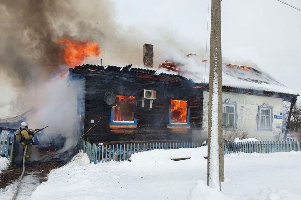 Мужчина и женщина погибли при пожаре из-за курения в Нижегородской области