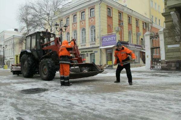Коммунальщики Нижнего Новгорода вышли на борьбу со снегом и метелью