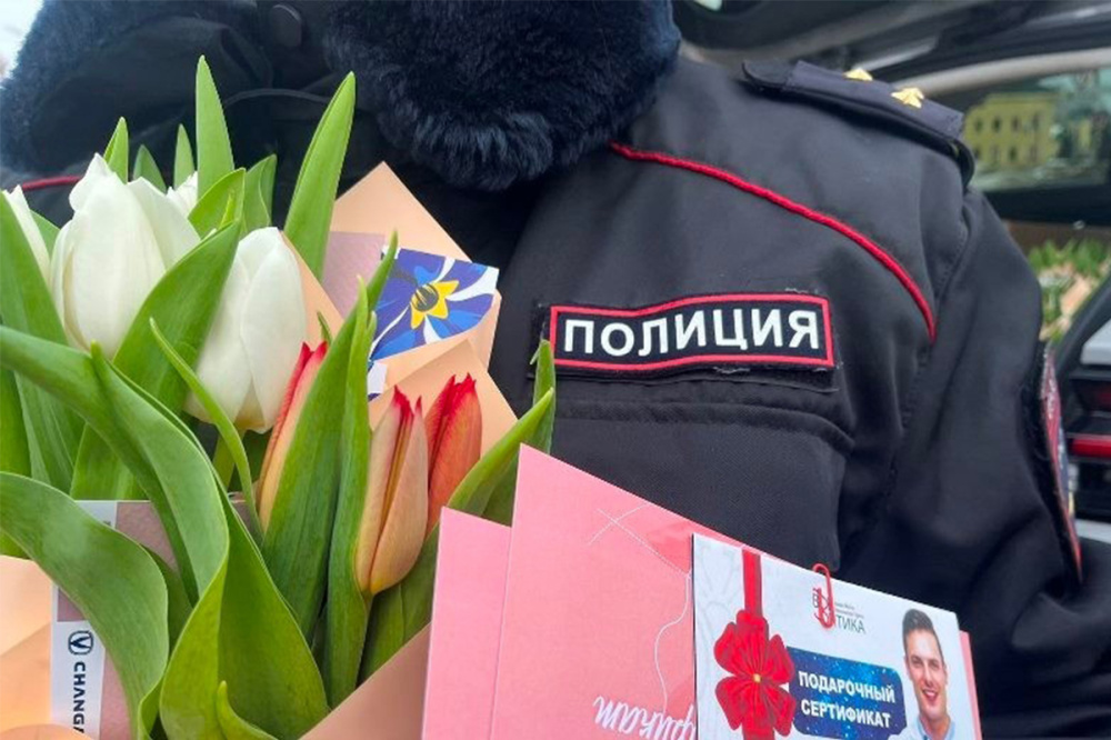«Цветочный патруль» ГИБДД поздравил нижегородок в преддверии 8 Марта