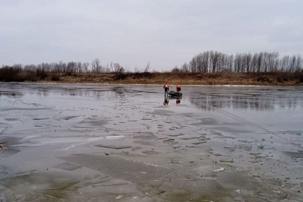 Два рыбака провалились под лед в Нижегородской области