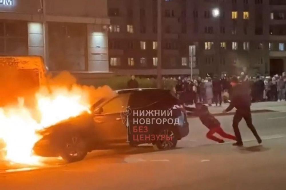 Два автомобиля сгорели 25 сентября на площади Горького в Нижнем Новгороде
