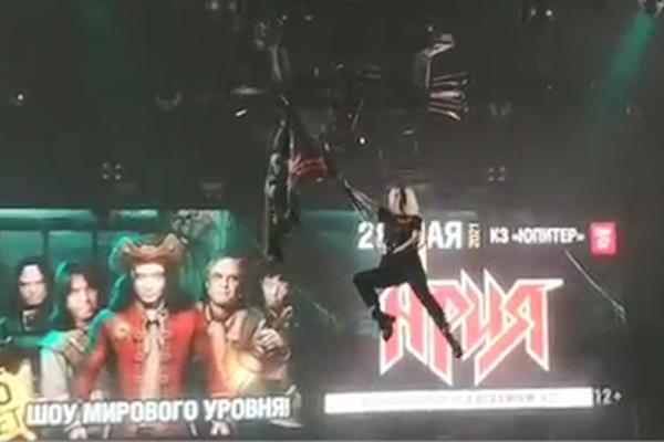 Вокалист группы «Ария» готовится к полету на концерте в Нижнем Новгороде