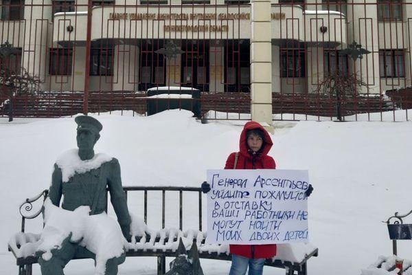 Жест отчаяния: мать вышла на одиночный пикет напротив МВД в Нижнем Новгороде
