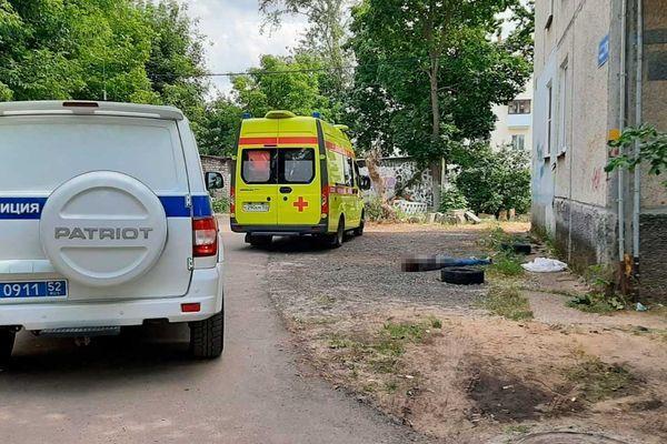 Мужчина погиб при падении из окна дома в Дзержинске