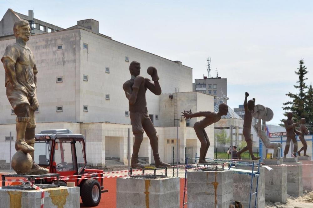 Фото Семь пугающих скульптур установлены на стадионе в Дзержинске - Новости Живем в Нижнем