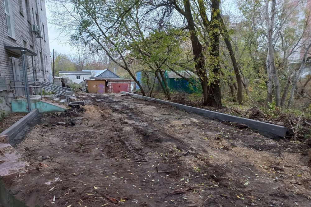 Рабочие свалили грунт в речку Борзовка при ремонте тротуаров в Нижнем Новгороде