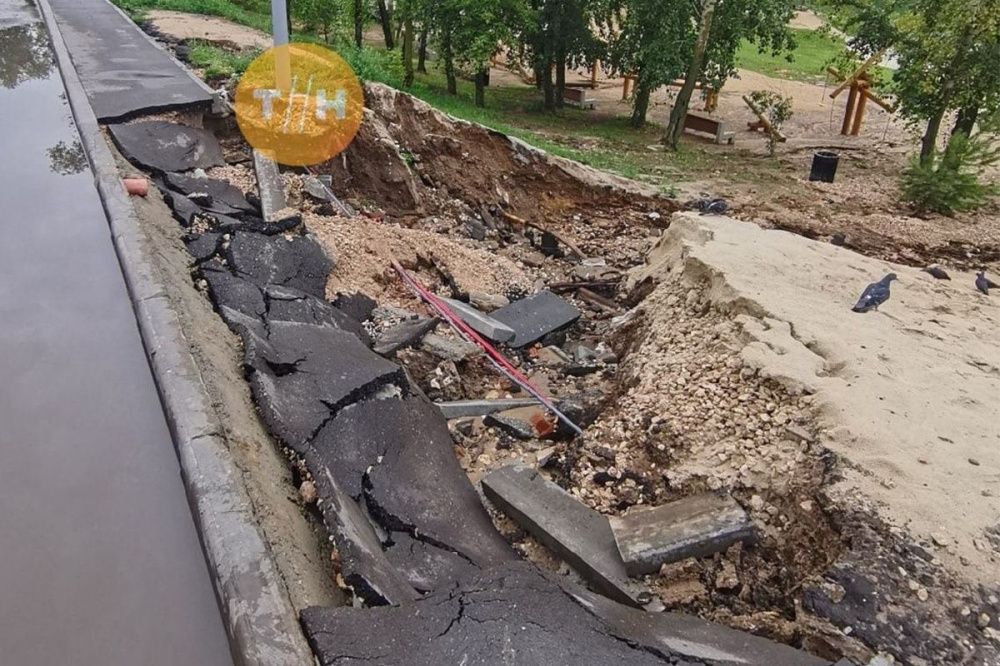 Тротуар у Силикатного озера обвалился после дождя в Ленинском районе