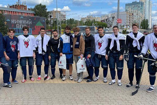 Торпедовцы пригласили на тренировку 17-летних спасителей ребенка в Нижнем Новгороде 