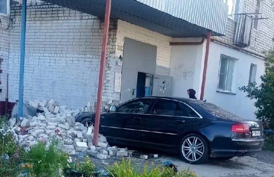 Иномарка влетела в подъезд многоквартирного дома в Автозаводском районе