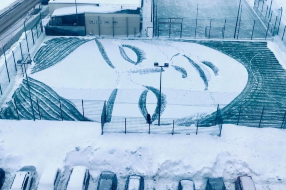 Нижегородский дворник порадовал жителей ЖК «Седьмое небо» новой снежной картиной