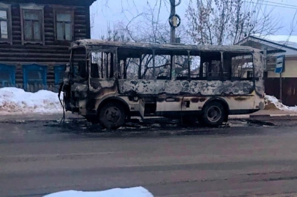 Пассажирский автобус полностью выгорел в Красных Баках