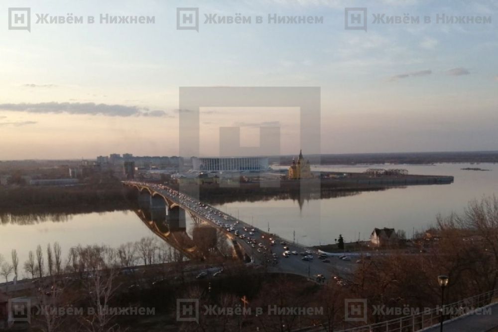 Фото Мосты и съезды начали посыпать песко-соляной смесью в Нижнем Новгороде - Новости Живем в Нижнем