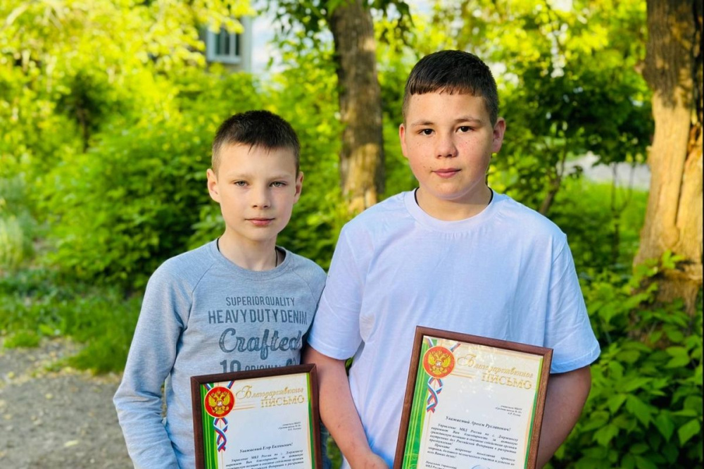 Двух дзержинских школьников наградили за помощь в задержании грабителя