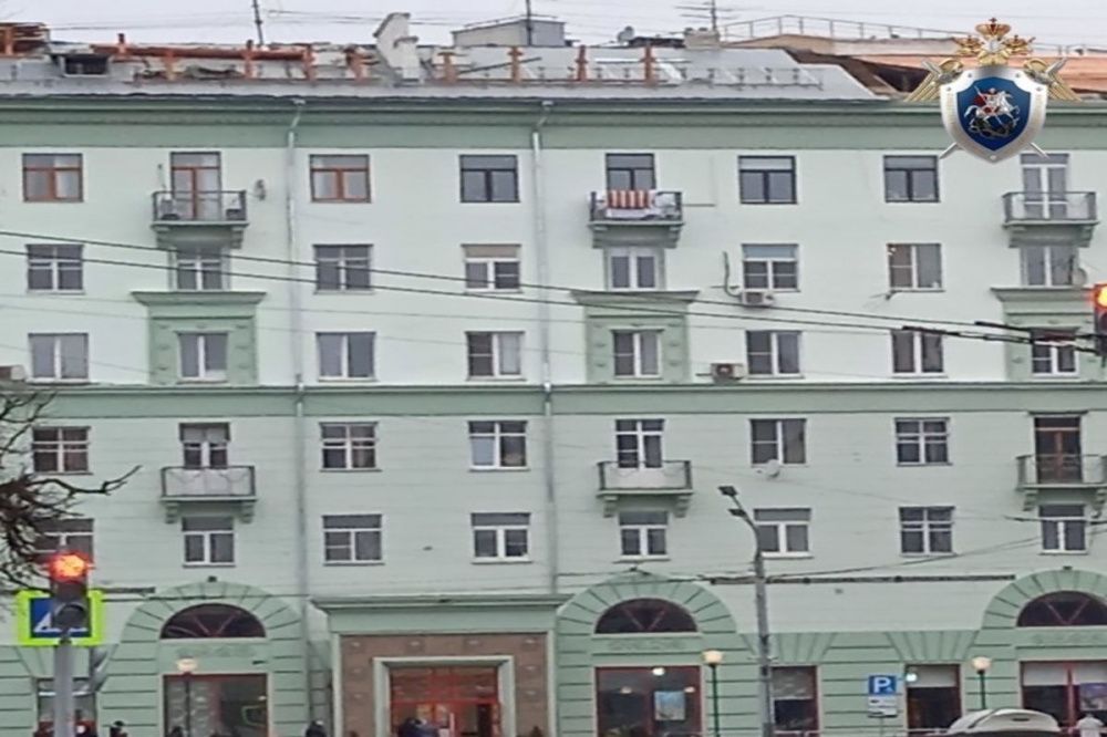 Рабочий насмерть разбился после падения с крыши дома на площади Горького в Нижнем Новгороде
