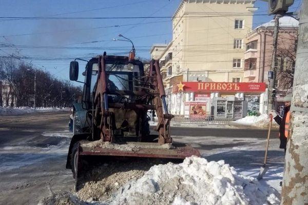 Дорожники очищают улицы Нижнего Новгорода от снега и льда