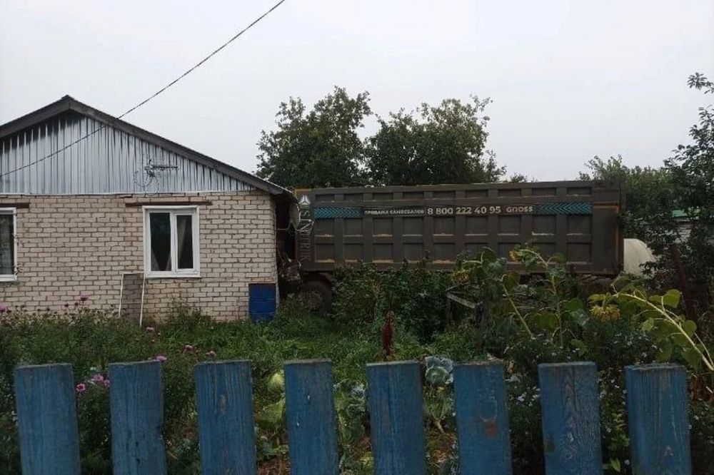 Грузовик проломил стену жилого дома в Вадском районе