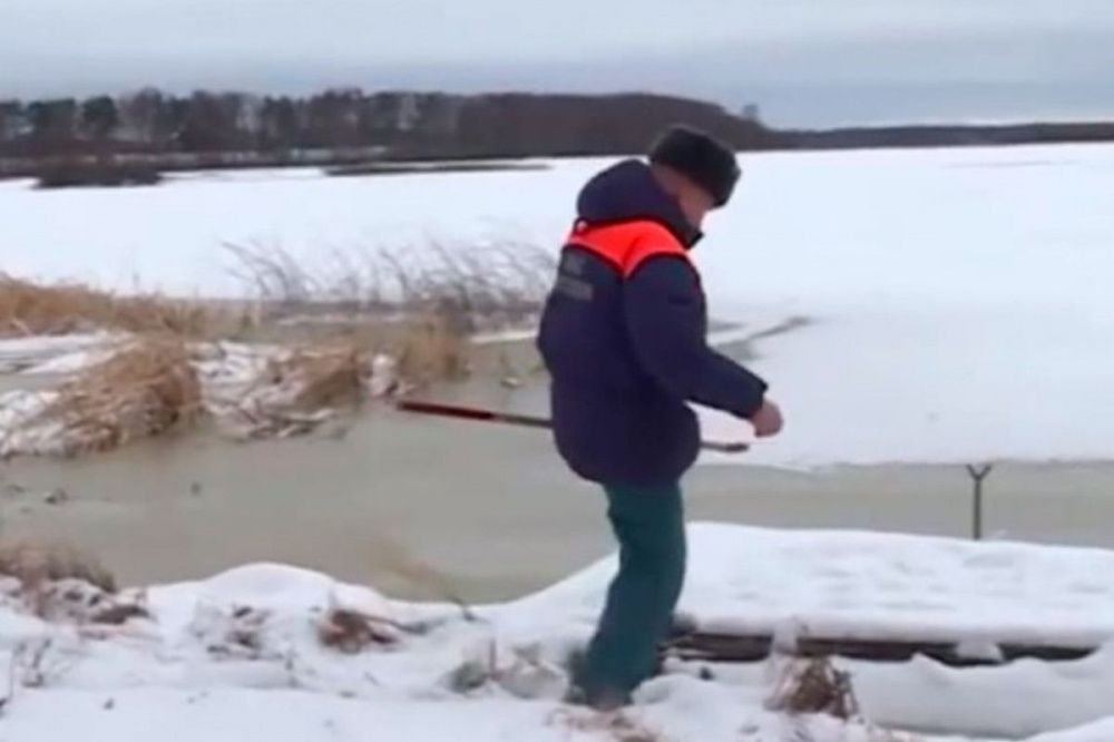 Тело пожилого мужчины извлекли водолазы из озера в Борском районе