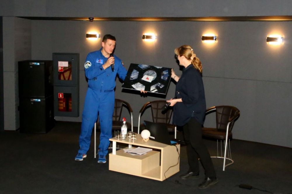 Космонавт Кудь-Сверчков передал Нижегородскому планетарию побывавший на МКС флаг