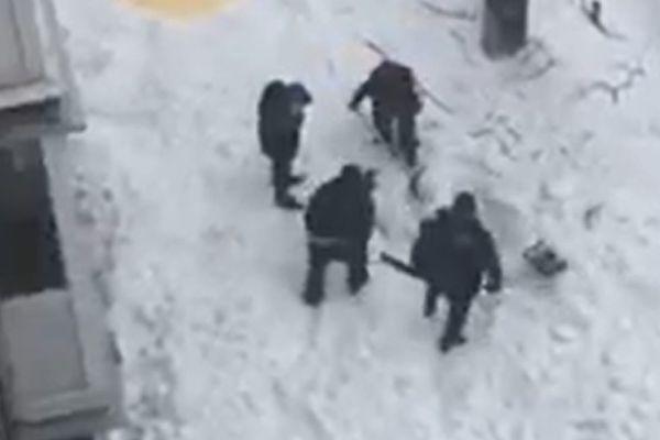 Двоих рабочих, упавших с крыши, накрыла снежная лавина в Нижнем Новгороде