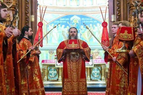Митрополит Георгий возглавил Пасхальную службу в соборе Александра Невского 