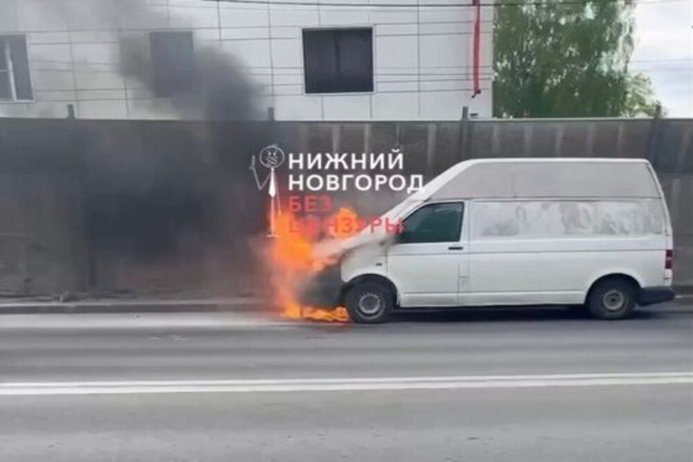 Микроавтобус сгорел на улице Барминской в Нижнем Новгороде 4 мая