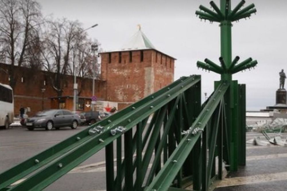 Рабочие начали устанавливать ёлку на центральной площади Нижнего Новгорода