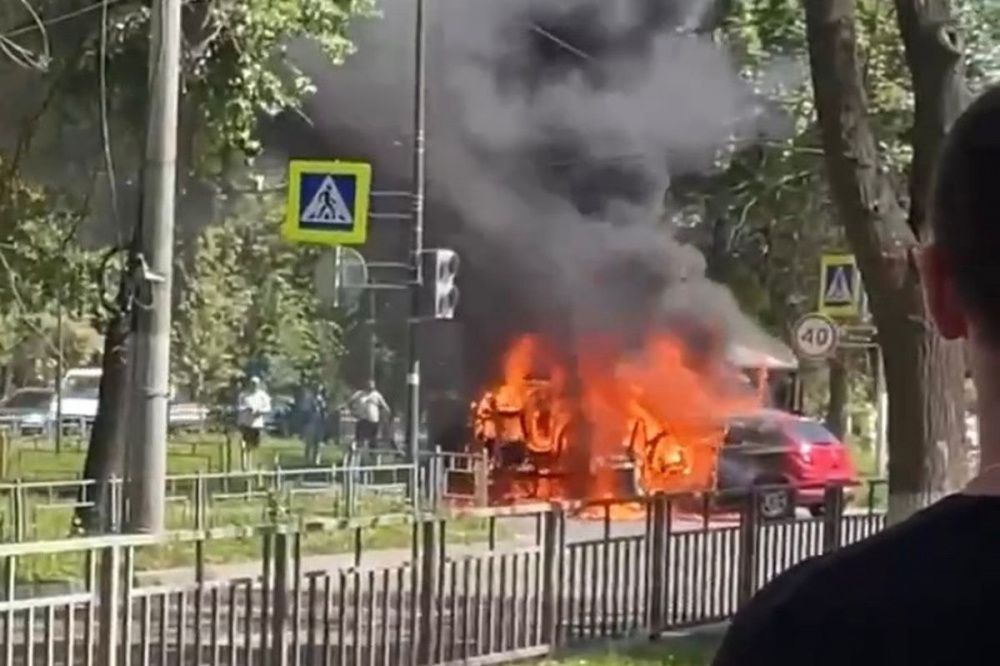 «ГАЗель» и легковой автомобиль загорелись на проспекте Ильича в Нижнем Новгороде