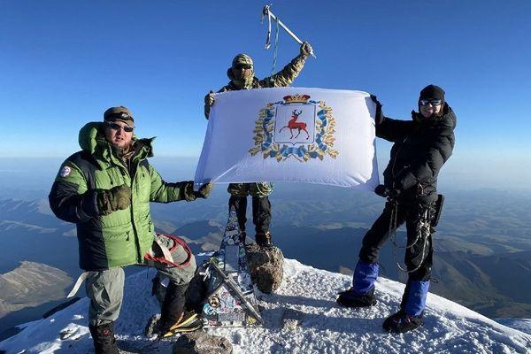 Фото Альпинист установил флаг Нижегородской области на вершине Эльбруса - Новости Живем в Нижнем