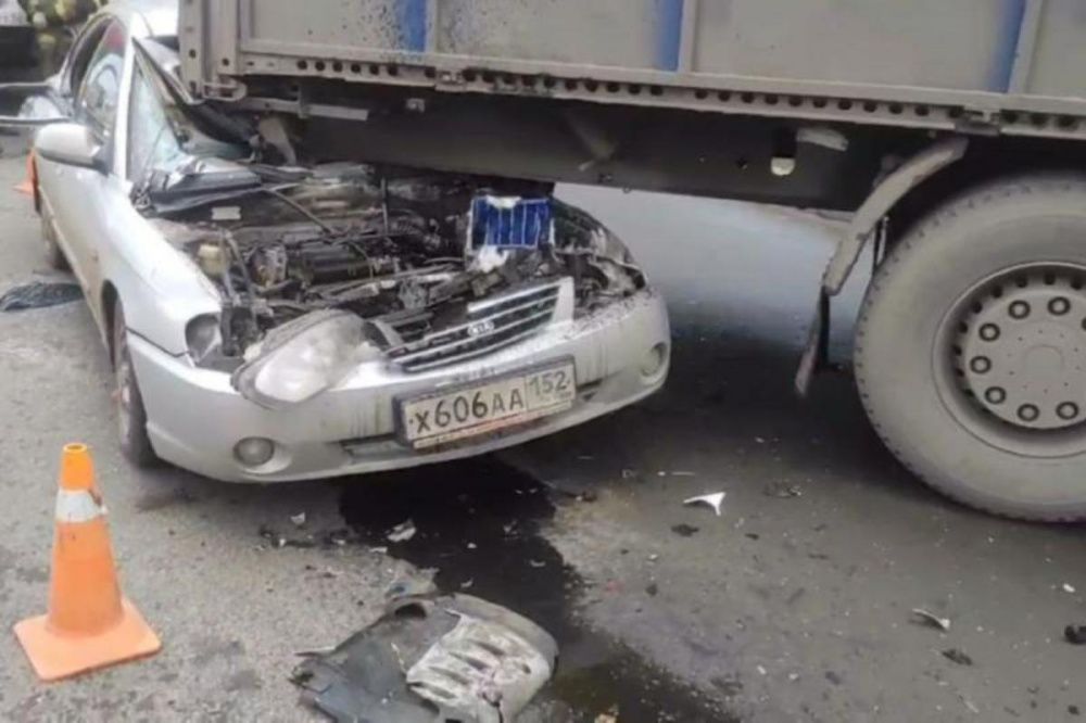 Водитель Kia врезался в грузовик МАЗ с полуприцепом в Автозаводском районе