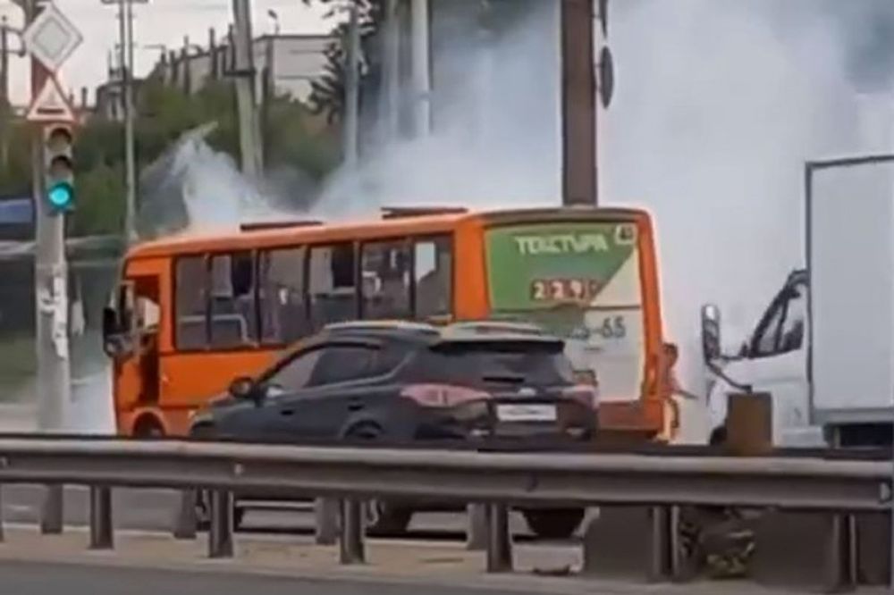 Автобус с пассажирами загорелся на улице Игарской в Нижнем Новгороде 6 августа 