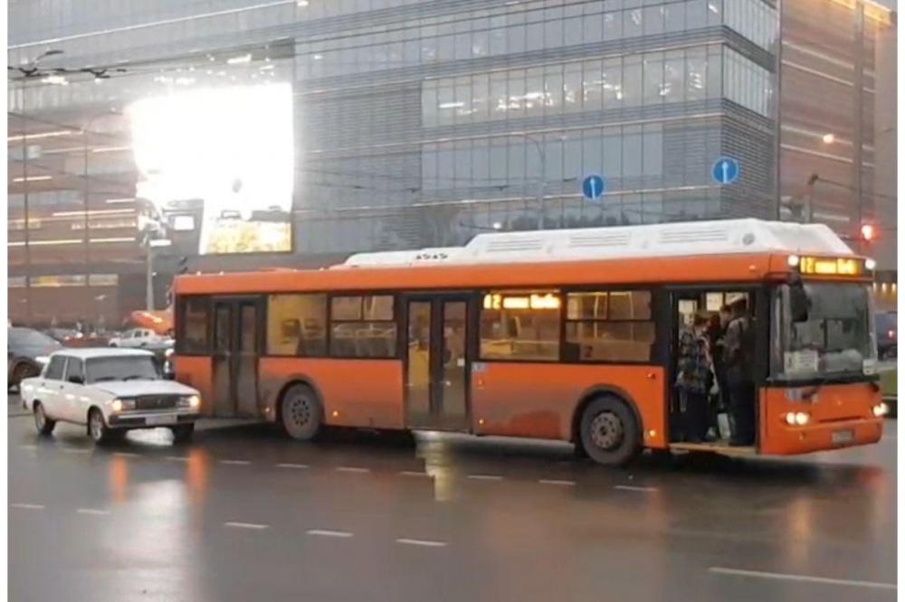 Легковой автомобиль врезался в автобус на площади Лядова в Нижнем Новгороде