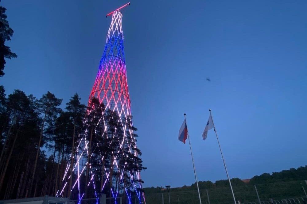 Большой российский триколор растянули возле Шуховской башни в Дзержинске