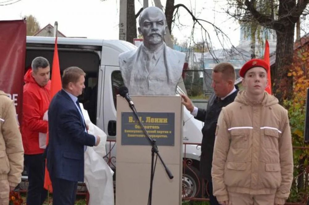 Памятник Ленину открыли в поселке Тоншаево Нижегородской области